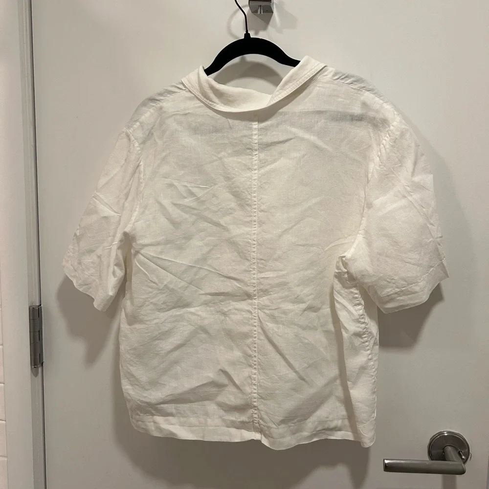 Everlane Linen Classic Short-Sleeve Button-Down Shirt in White - Picture 4 of 4